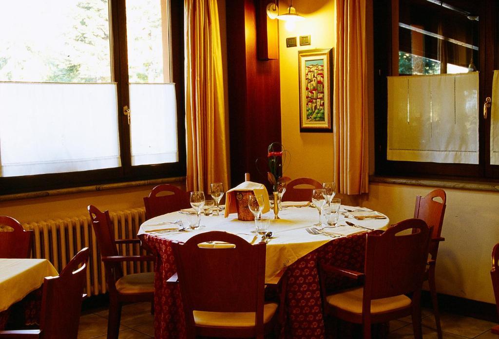 Hotel Ristorante Montenerone Apecchio Exterior foto