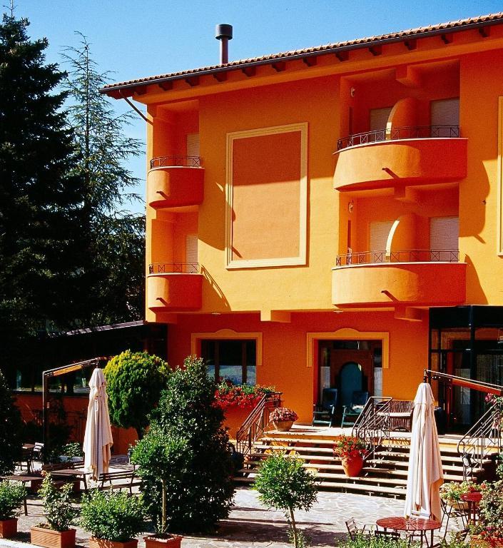 Hotel Ristorante Montenerone Apecchio Exterior foto